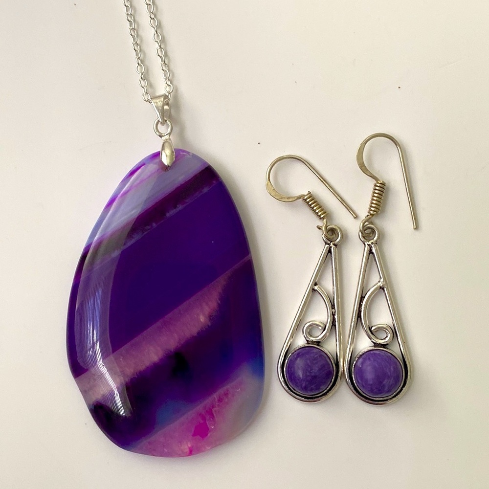 2 inch geode agate pendant on a 925 marked chain. Pretty amethyst earrings